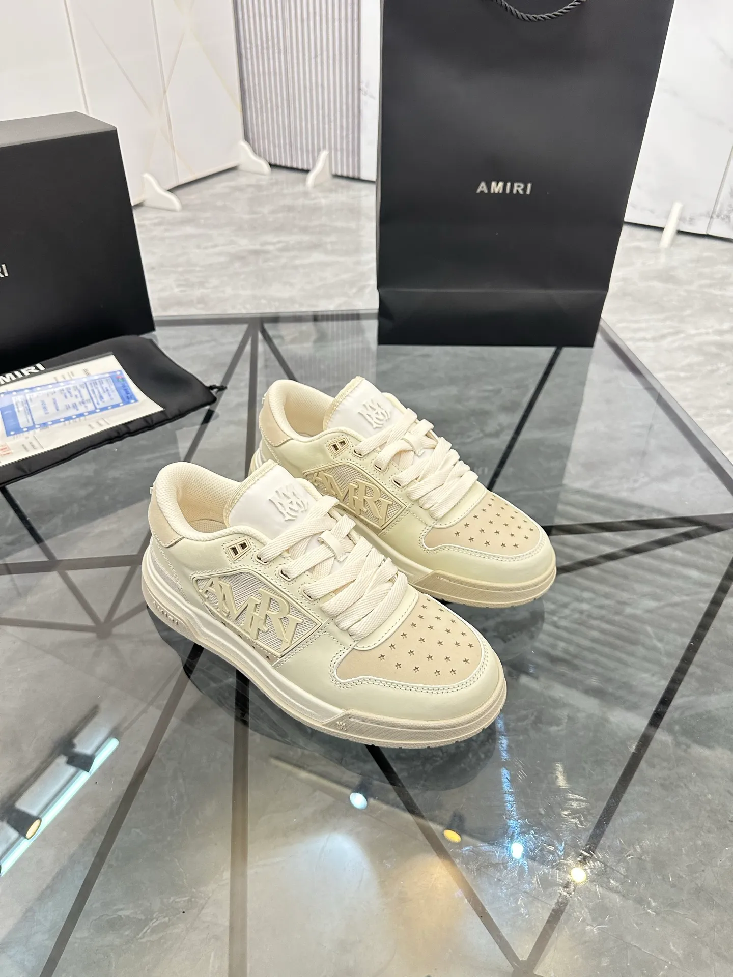 Men's shoes: 💰P660¥ Guangzhou top quality Product trademark: AMIRI* "Amir*" low-top casual shoes Regular size: 39-44 (can be customized to 45) Product material: upper imported first-layer cowhide stitching original material, breathable lining, original outsole. Number: 525
